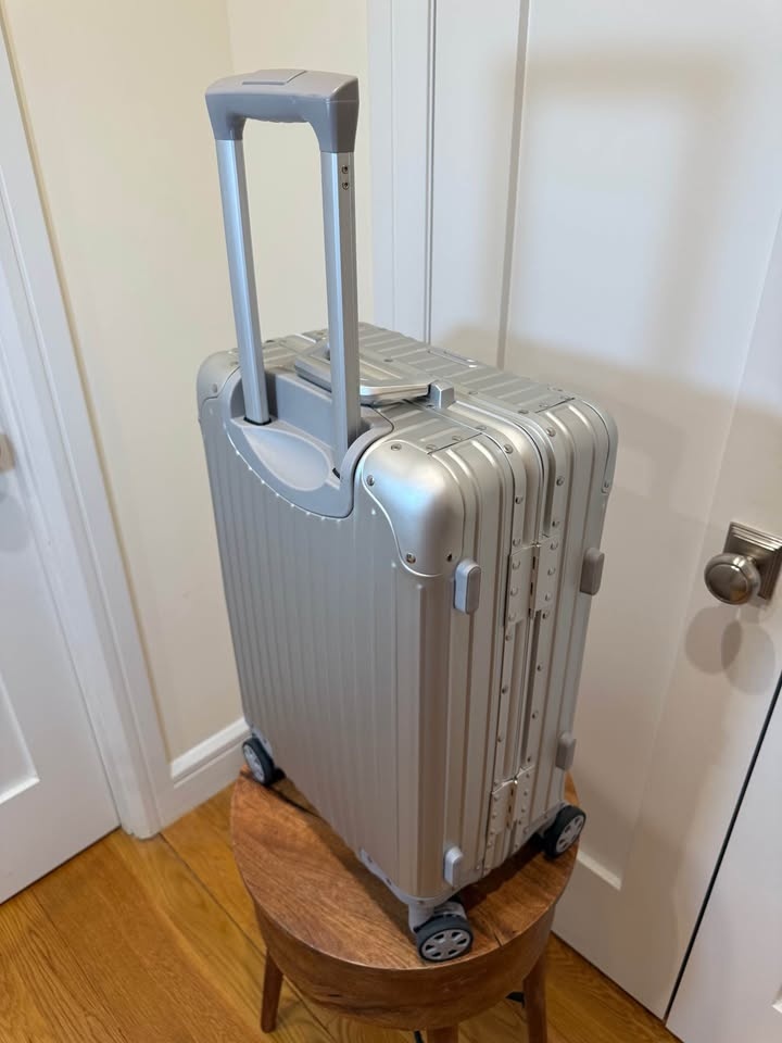 All-Aluminum Luxury Carry-On Luggage - Zipperless - photo 3