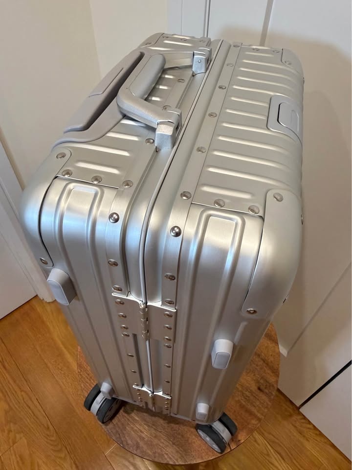 All-Aluminum Luxury Carry-On Luggage - Zipperless - photo 5