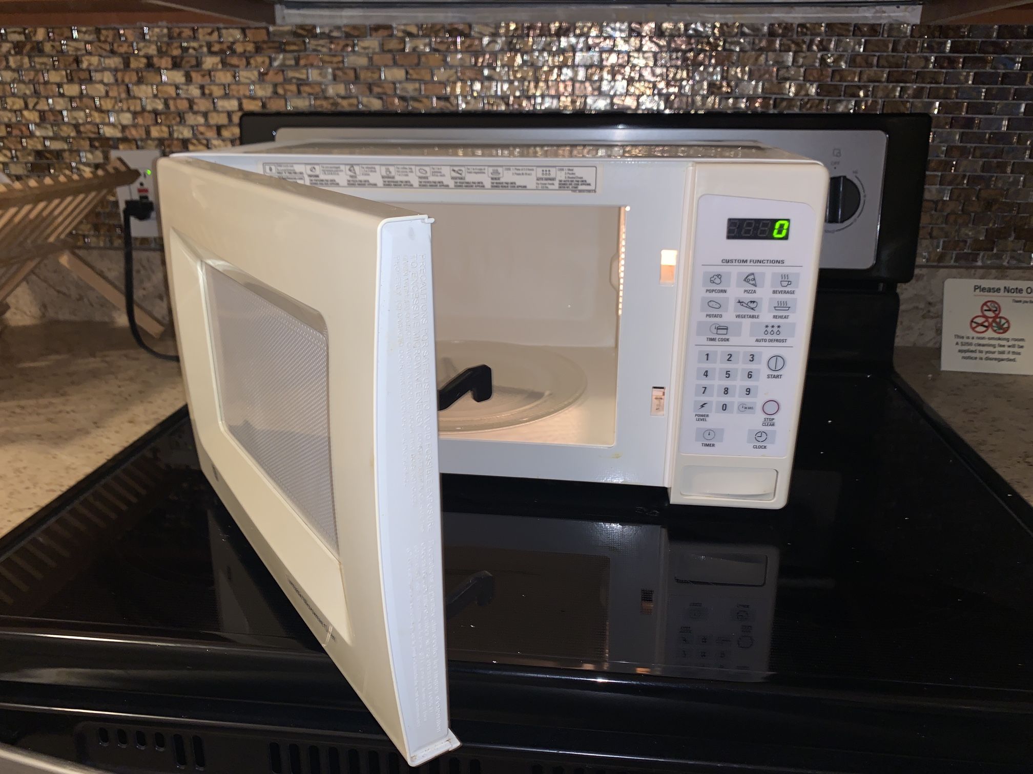 GE 1.4 cu. ft. 1100-Watt Countertop Microwave in White - photo 3