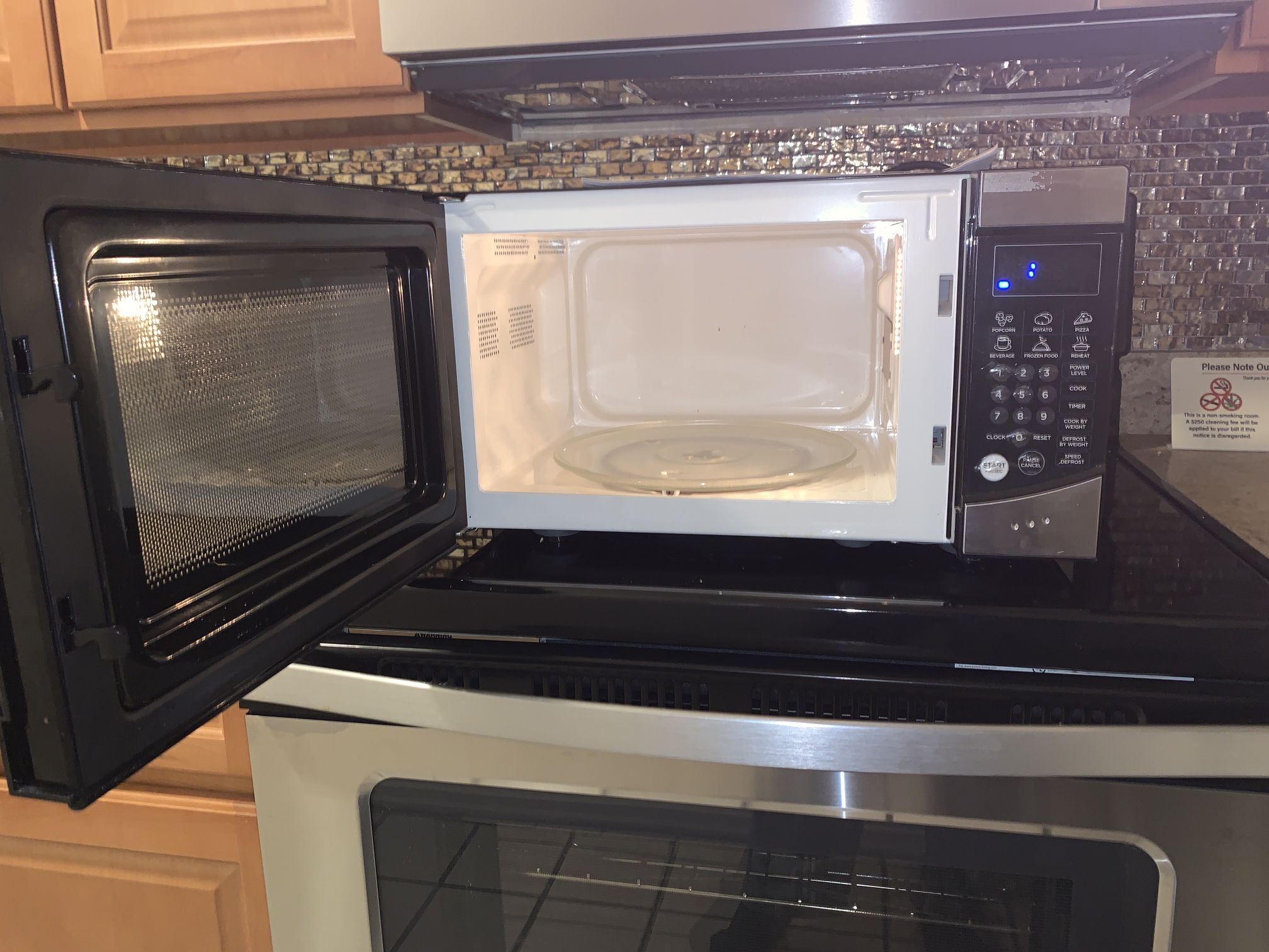 Westinghouse 0.9 Cu. Ft. Countertop Microwave - photo 4