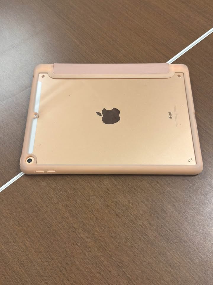 Apple iPad (6th Generation) - photo 3