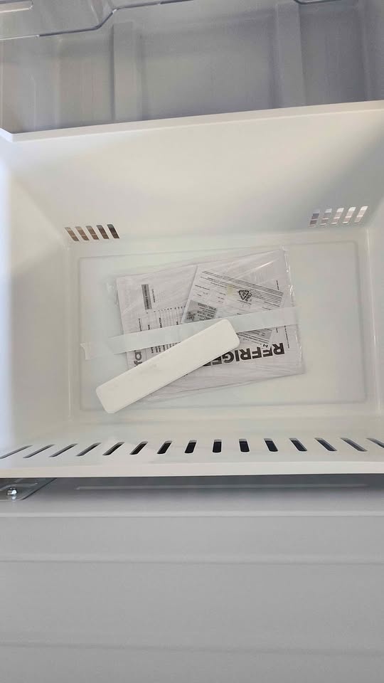 NEW 30" French Door Moffat Refrigerator - MNE18DYTNFS - photo 3