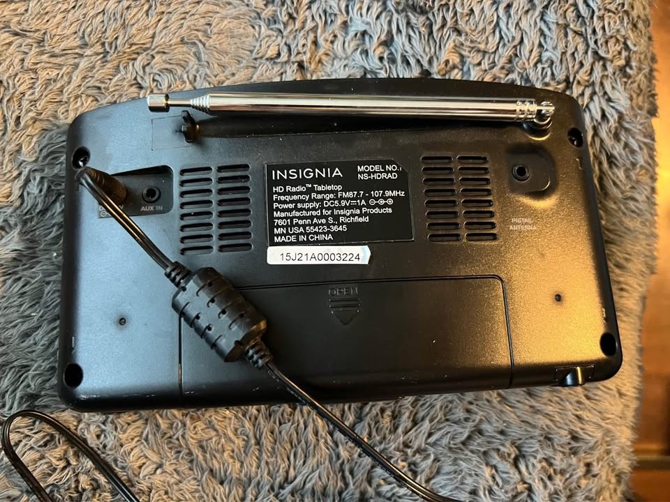 Insignia Personal HD Radio - photo 2