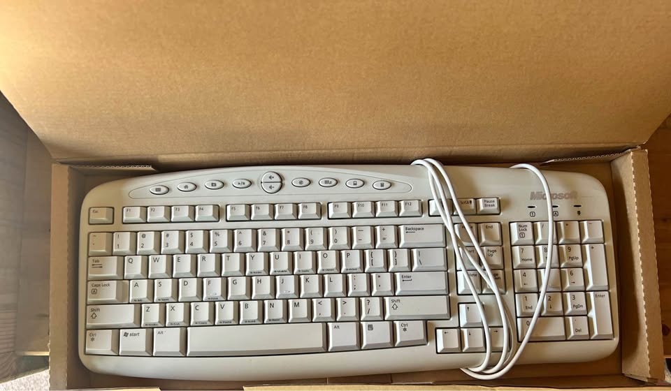 New Microsoft Wired Keyboard 500 (RT2300)