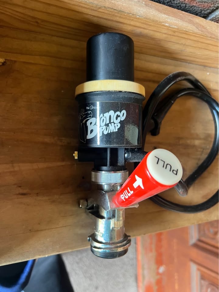 Bronco Pump Keg Tap System for Beer Dispensing - photo 4