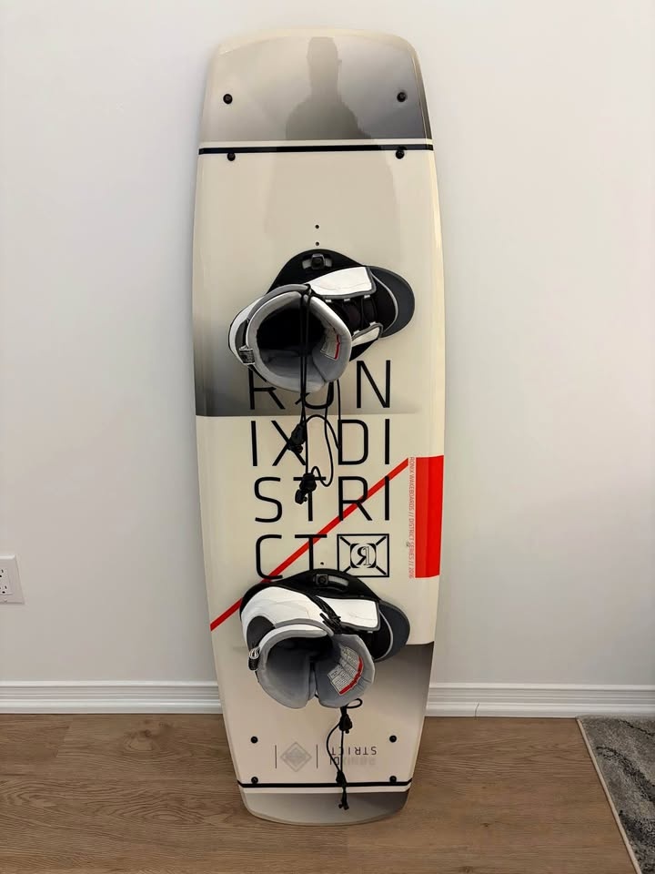 Ronix District 134cm Wakeboard with O'Brien Bindings