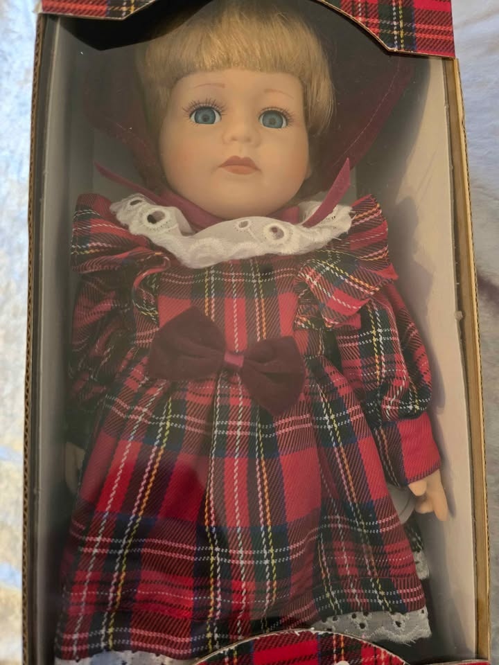 Vintage Porcelain Doll in Red Plaid Dress - New in Box - photo 3
