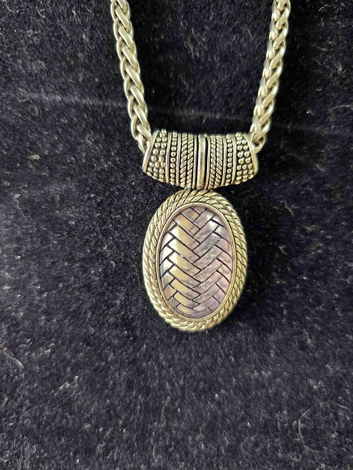 Necklace Glass Etched Pendant Silvertone, 18in thick woven chain