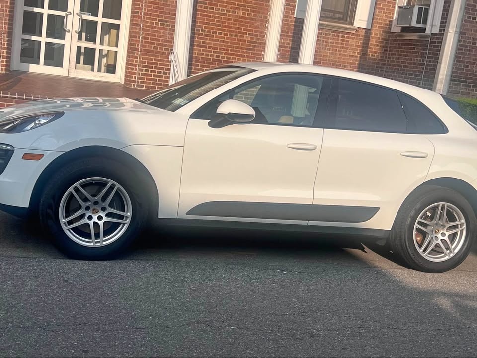 Porsche Macan 18" Tires & Wheels Set (2015-2024)