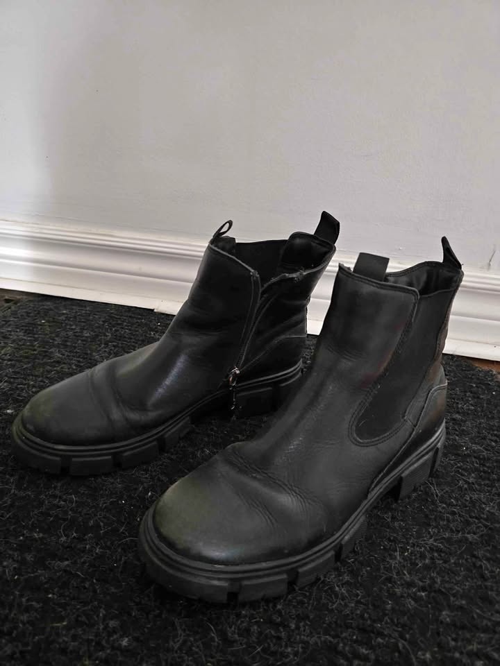 Size 7-7.5 Women's Black Compat Boot