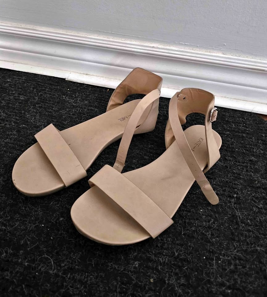 Size 8 women's- Tan Fashion Flat