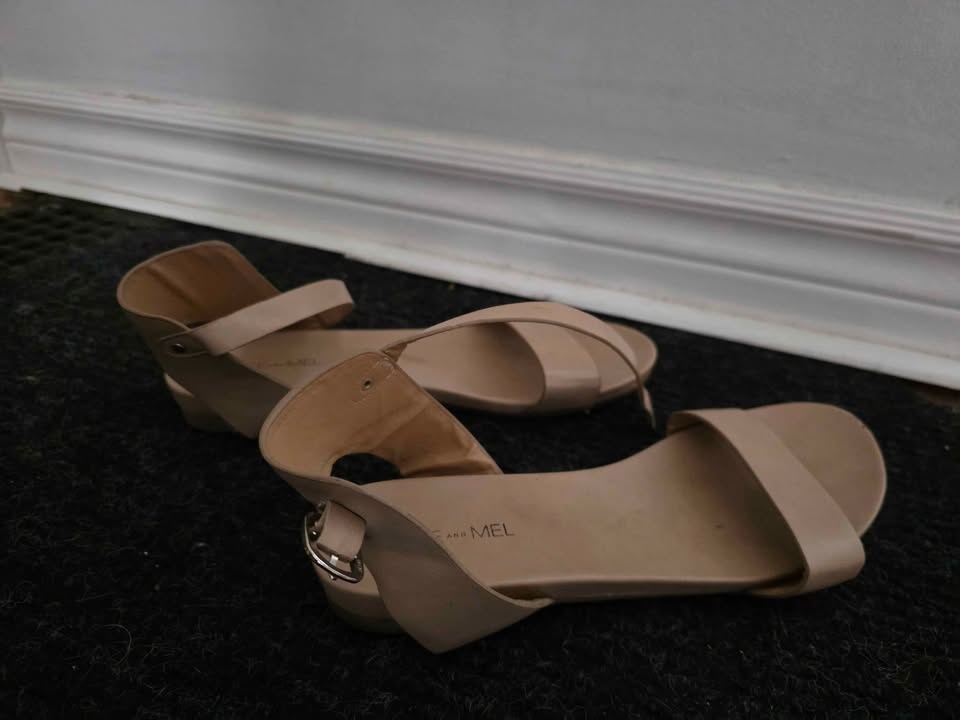 Size 8 women's- Tan Fashion Flat - photo 2