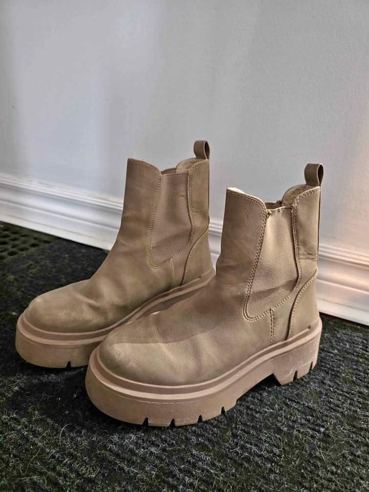 Size 6 Women's Tan Compat Boot
