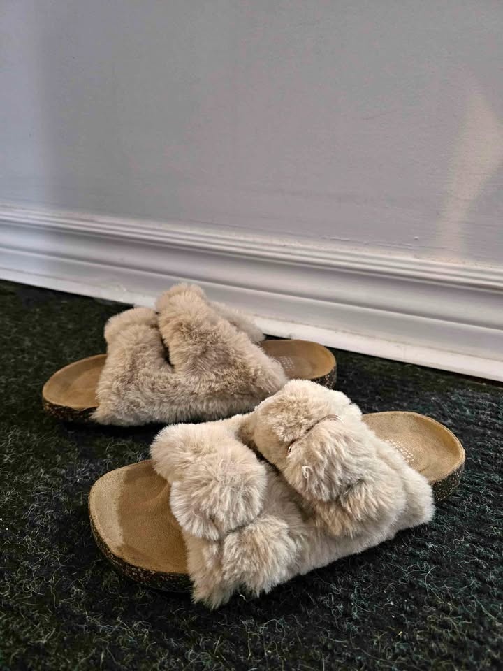Brand new - Size 6 Fur Sandals