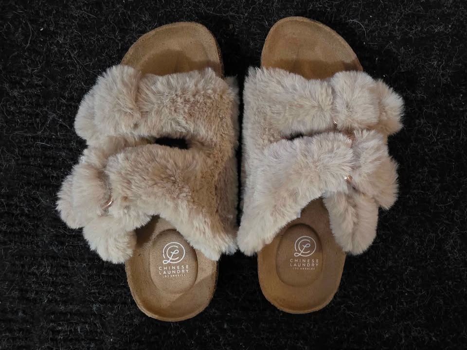 Brand new - Size 6 Fur Sandals - photo 2