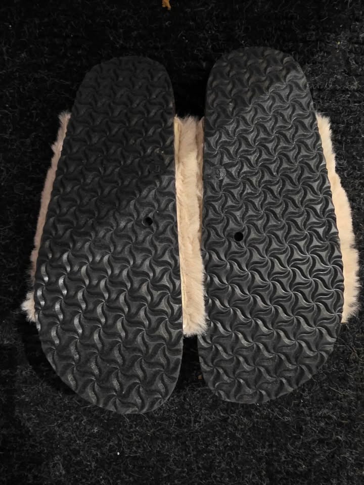 Brand new - Size 6 Fur Sandals - photo 3