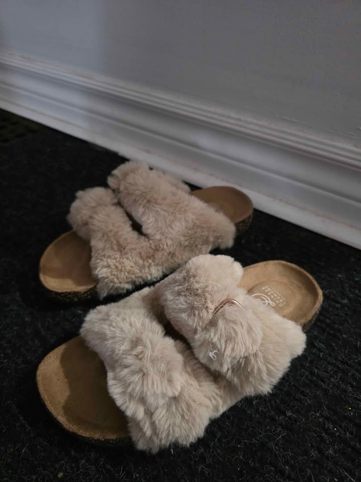 Brand new - Size 6 Fur Sandals - photo 4