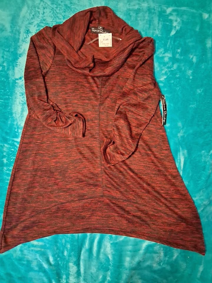 WOMANS PULLOVER SWEATER