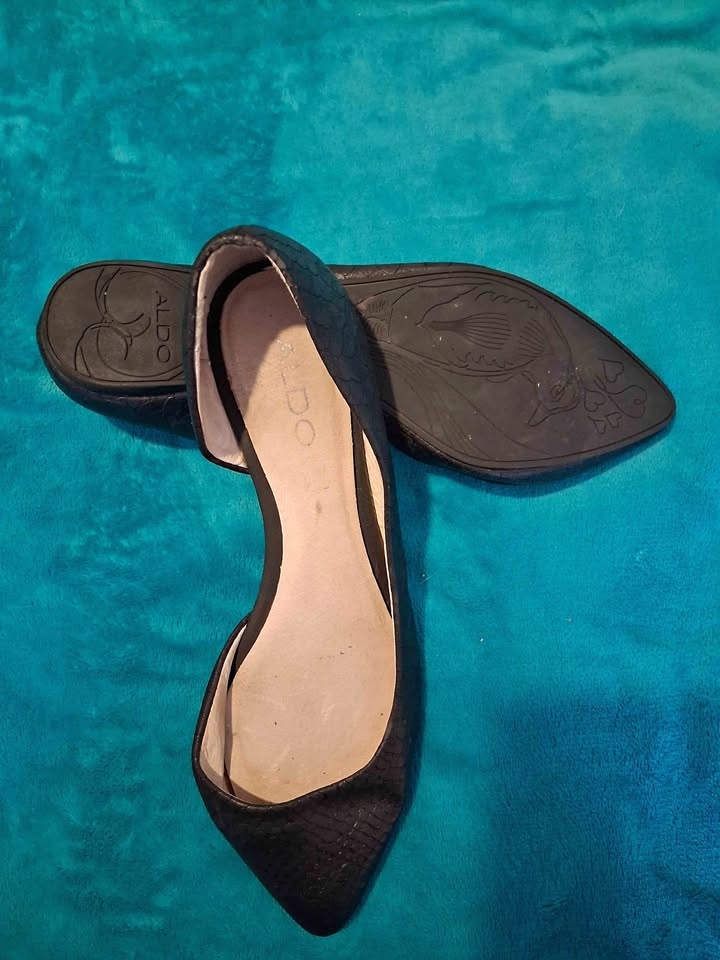 WOMANS FLAT SHOES