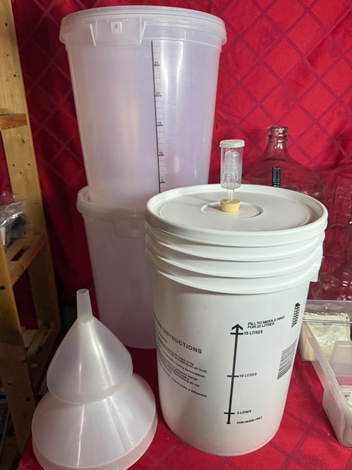 Home Wine Making Kit - Carboys, Fermentation Buckets & More - photo 4