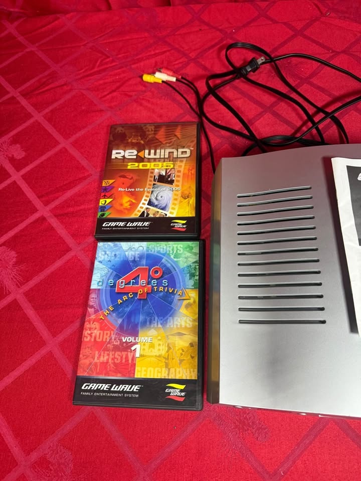 Game Wave Family Entertainment System w/ 4 Controllers + 2 Games - photo 2
