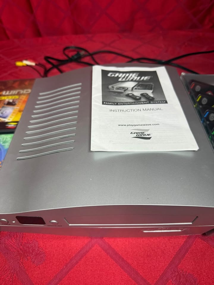 Game Wave Family Entertainment System w/ 4 Controllers + 2 Games - photo 4