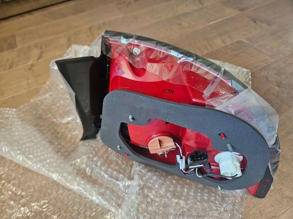 KIA Magentis (Optima) Left Taillight - 2006 Model - photo 3