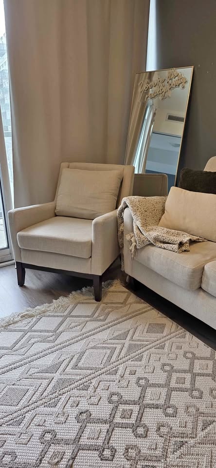 Cream Accent Chair – Stylish & Comfortable