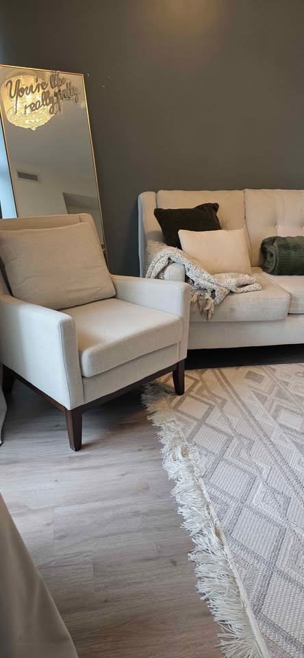Cream Accent Chair – Stylish & Comfortable - photo 2