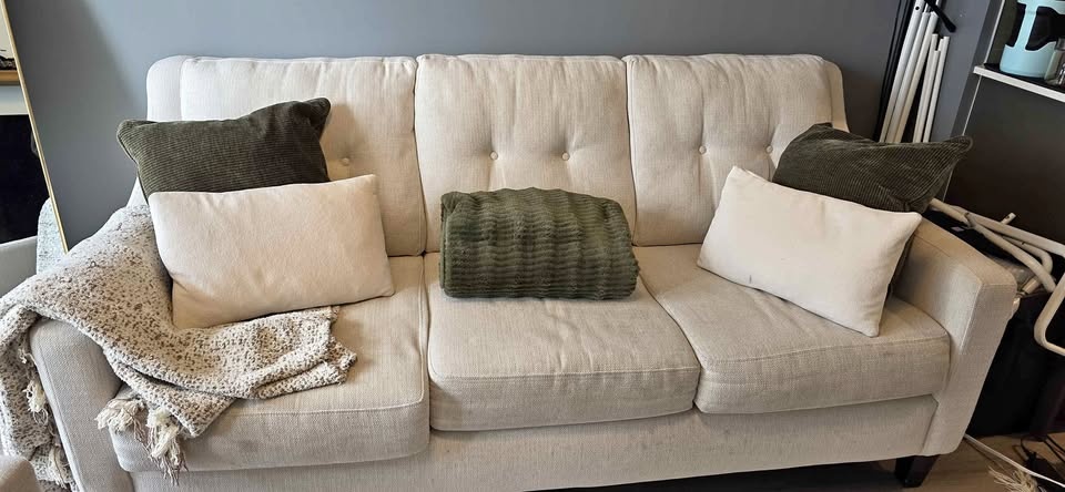 Modern Cream Sofa with Cushions – Excellent Condition