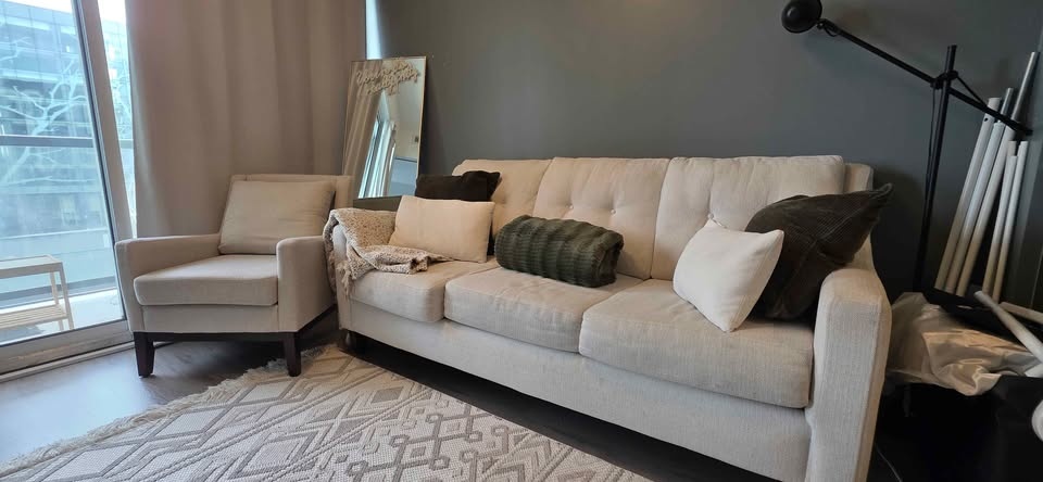 Modern Cream Sofa with Cushions – Excellent Condition - photo 2