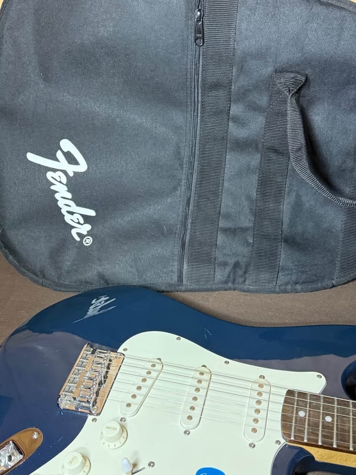 Fender Squier Electric Guitar Amp Pedals Bundle - photo 3
