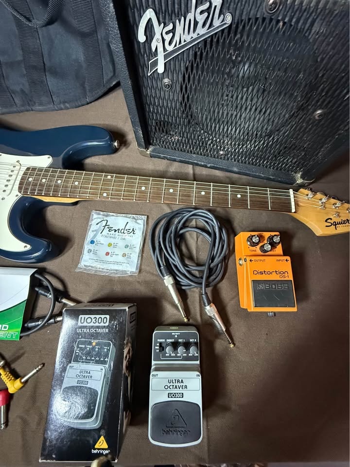 Fender Squier Electric Guitar Amp Pedals Bundle - photo 4