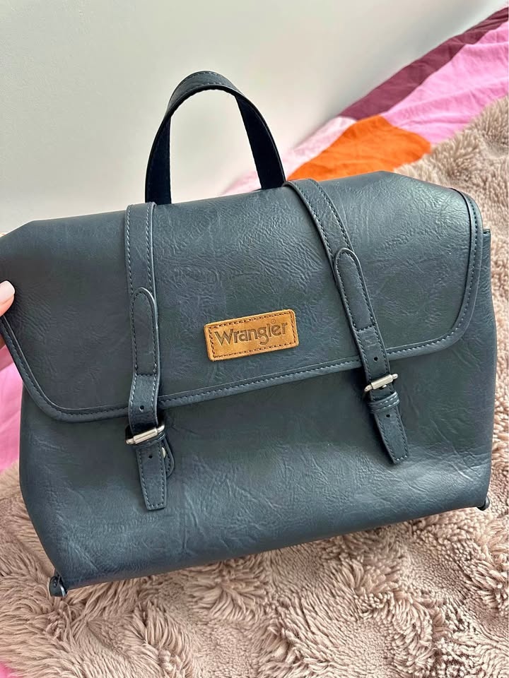 Leather backpack unisex - worn couple times - excellent conditio