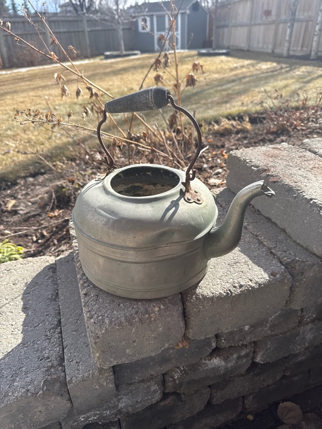 antique metal kettle - photo 2