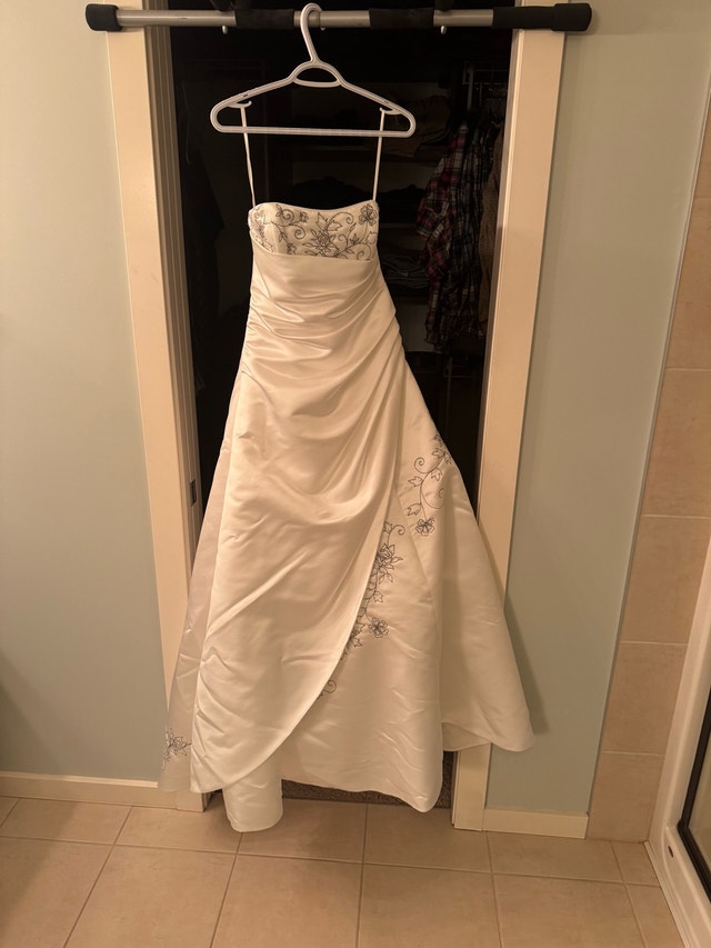 Beautiful Wedding Dress - Size 2 - photo 2
