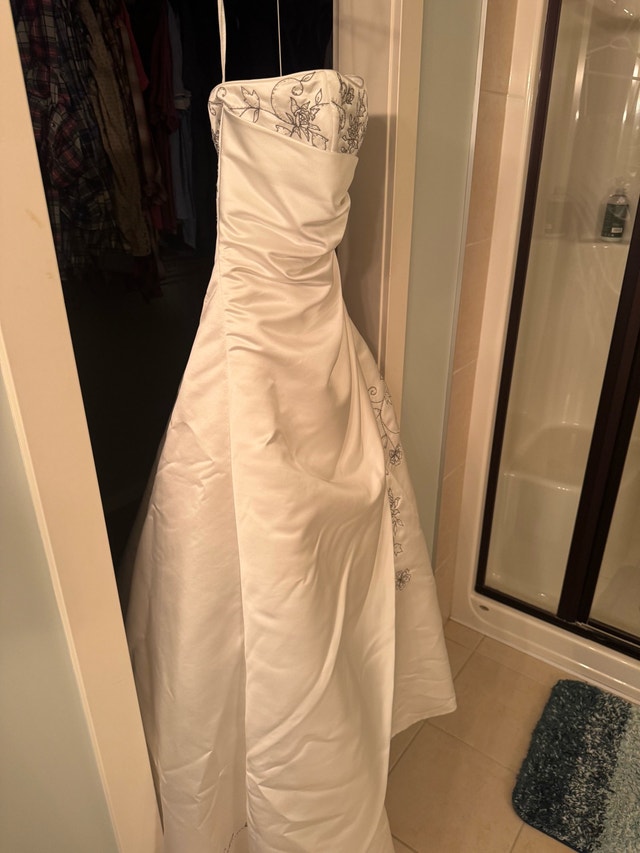 Beautiful Wedding Dress - Size 2 - photo 3
