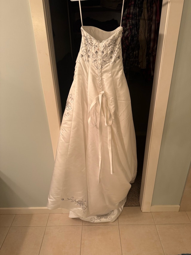 Beautiful Wedding Dress - Size 2 - photo 5