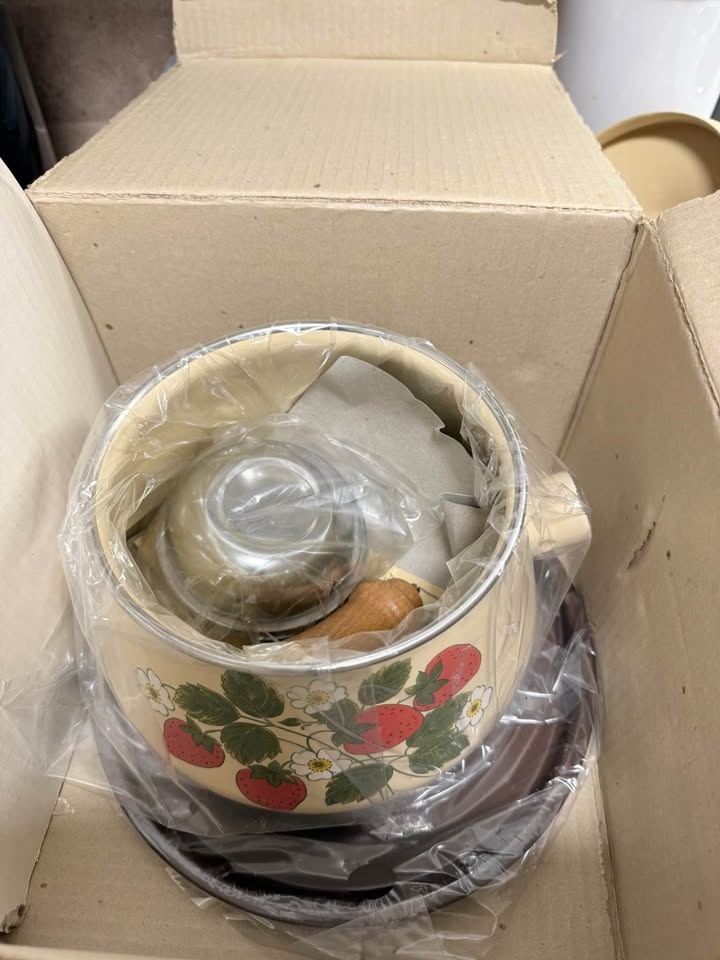 Vintage Wild Strawberry Fondue Set - Brand New - photo 2