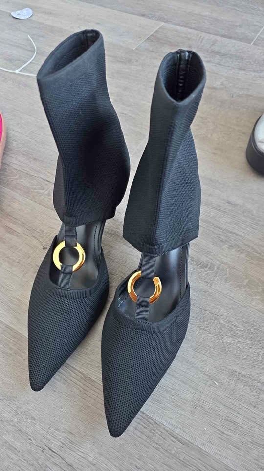 Brand new Size 7 Women's Kitten Heel Boots