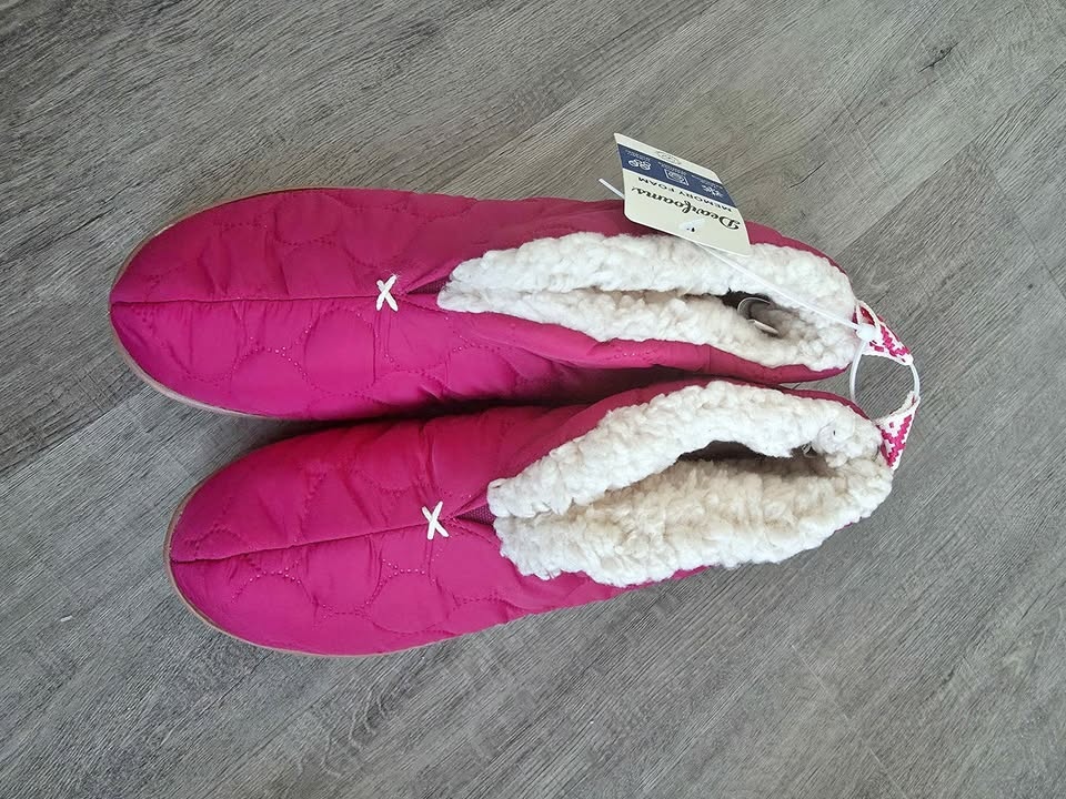 Size 7-8 Dearfoams Memory Foam Shoes