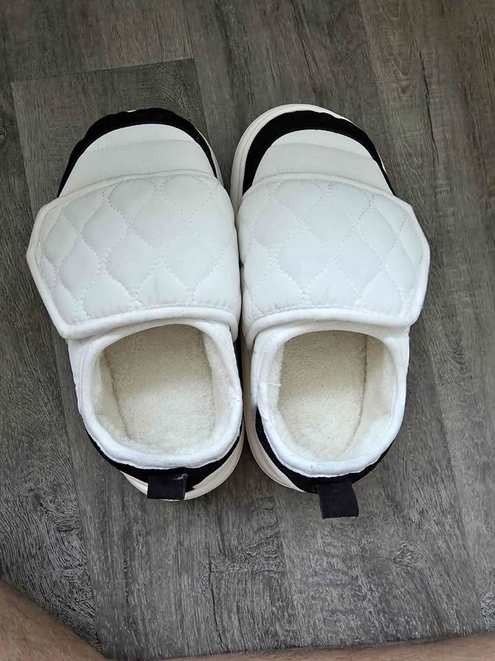 Brand new Size 8 White quilted puffer slippers