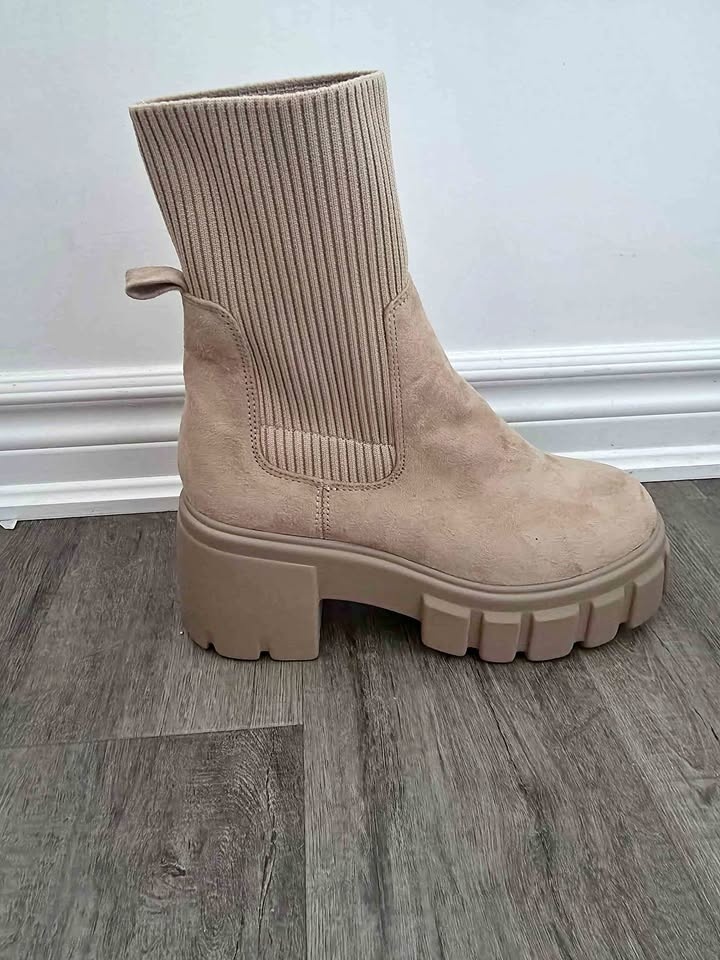 Brqnd new size 8.5 Chelsea Boots color beige