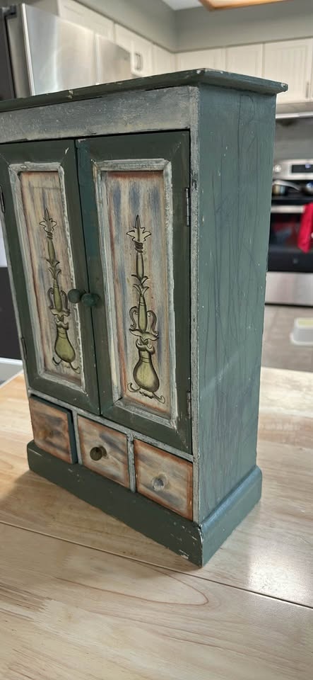 Vintage Florentine Painted Tabletop Chest - Italian Style Armoir - photo 4