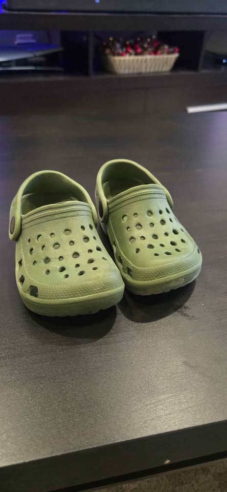 Size 5 Toddler Crocs - photo 4