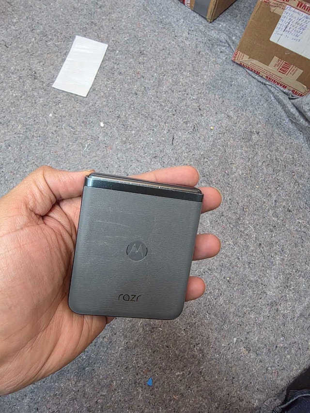 Motorola Razr 2023 Foldable Smartphone - photo 2