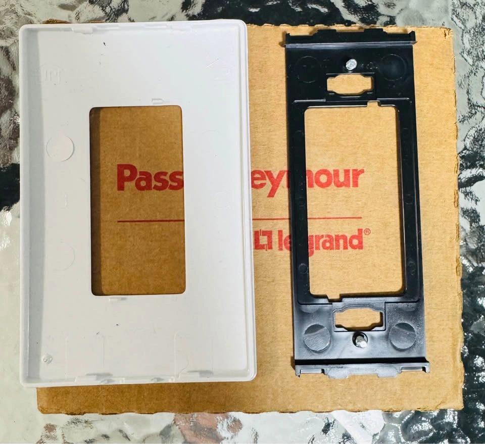 Legrand radiant 1-Gang Decorator/Rocker Screwless Wall Plate, wh - photo 2