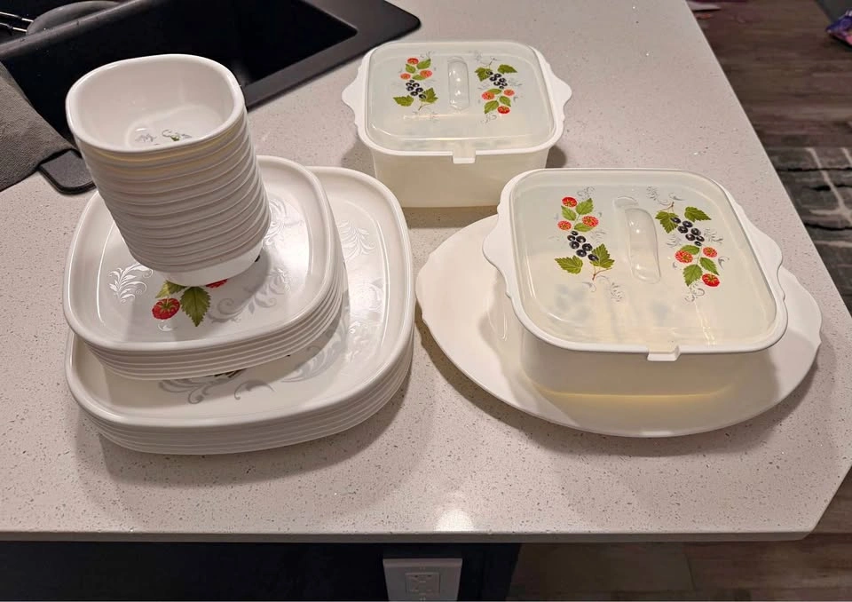Dinner Set – 27 Pieces – Excellent Condition 🍽️