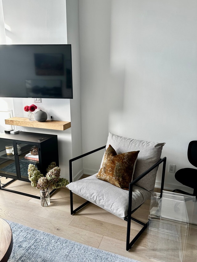 Modern Sling Accent Chair (Oatmeal / Like New)