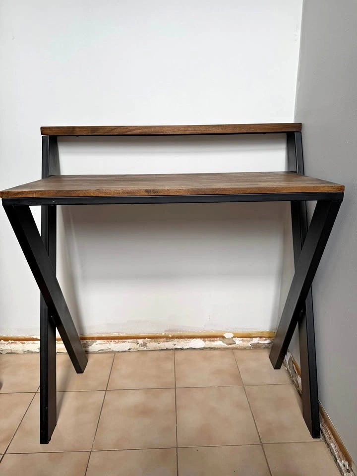 Beautiful wood top and metal frame perfect for entrance or accen